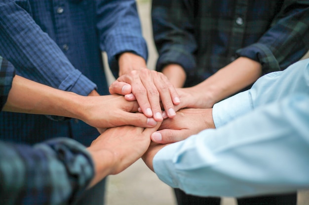 El trabajo en equipo apila el concepto de mano, las personas muestran una mano simbólica con el propósito prometido de lograr el objetivo.