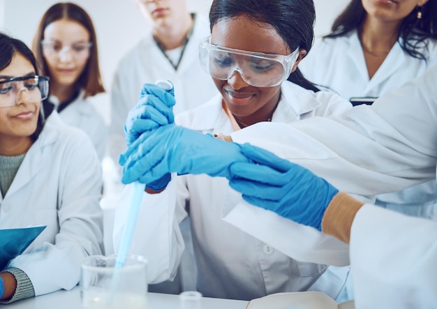 Trabajo en equipo científico y estudiantes experimentos químicos o demostración en laboratorio para la innovación en el cuidado de la salud o examen universitario Equipo médico científico y estudio de investigación o análisis farmacéutico