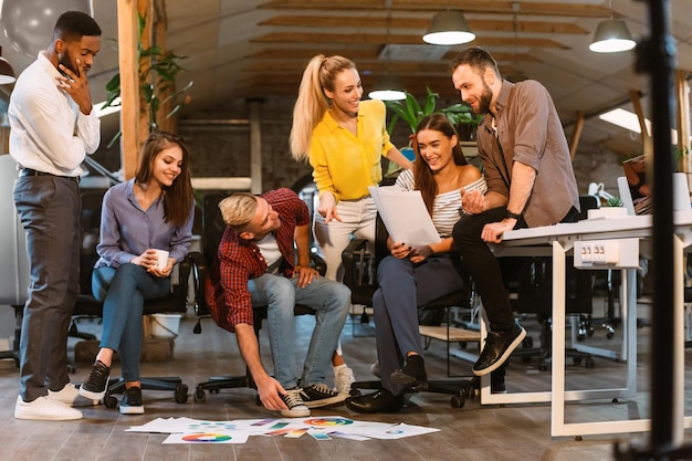 Foto trabajo en equipo colegas creativos discutiendo diseños de interiores con paletas