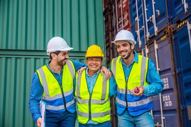 Trabajo en equipo Concepto de ingeniero Equipo de gestión de exportación está inspeccionando los contenedores para administrar la exportación de mercancías a países extranjeros