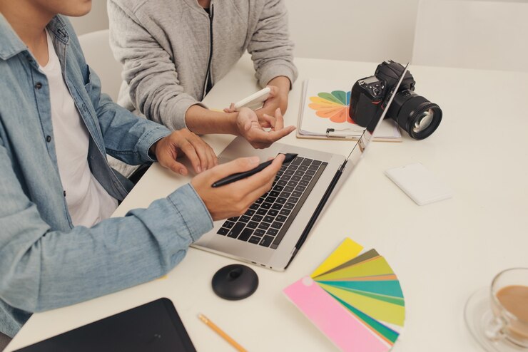Foto trabajo en equipo creativo. hombre de negocios joven que trabaja con el proyecto de inicio analizar planes gráficos y discutir en la oficina del espacio de trabajo, concepto de reunión de lluvia de ideas