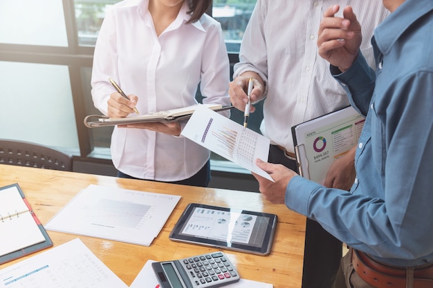 Trabajo en equipo de empresarios discutiendo plan de negocios en la oficina