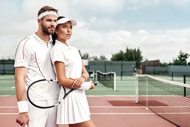 Trabajo en equipo guapo pareja está listo para jugar al tenis