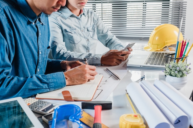 Trabajo en equipo del ingeniero. Imagen de la reunión de ingenieros para el proyecto arquitectónico.