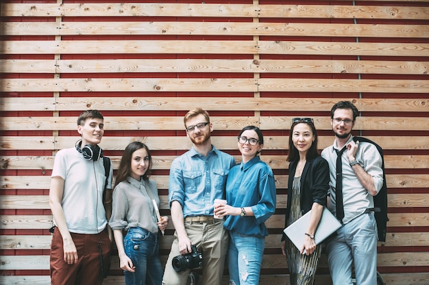 Trabajo en equipo joven discutiendo cuestiones laborales