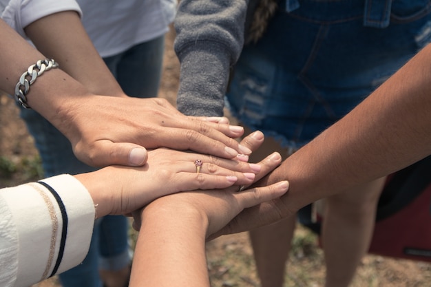 El trabajo en equipo juntó las manos. concepto de equipo de amigos