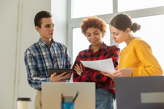 Trabajo en equipo lluvia de ideas concepto de equipo profesional joven compañeros de trabajo multirraciales felices que cooperan trabajando