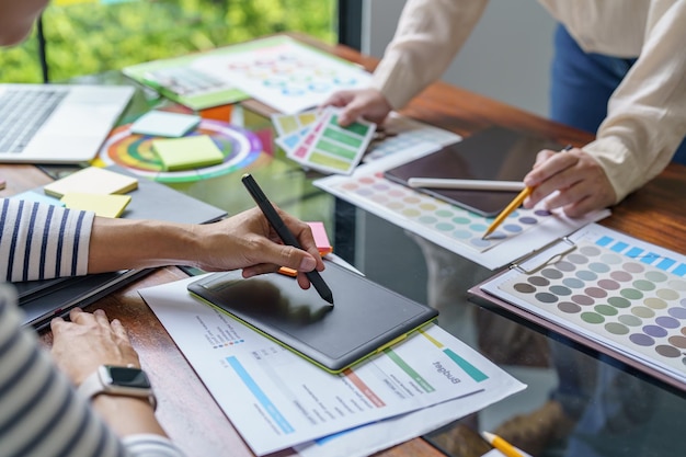 Trabajo en equipo Lluvia de ideas Idea creativa Proyecto empresarial Gente de negocios reuniéndose tomando notas mientras discuten con muestras de colores para compartir ideas