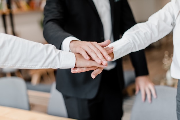 Trabajo en equipo con las manos juntas