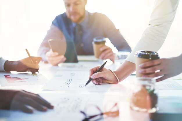 Trabajo en equipo de manos y personas de negocios en la reunión de documentos y planificación para el proyecto Empleados de primer plano y agencia de diseño con cooperación de papeleo y creatividad para la charla de propuestas o tormenta de ideas