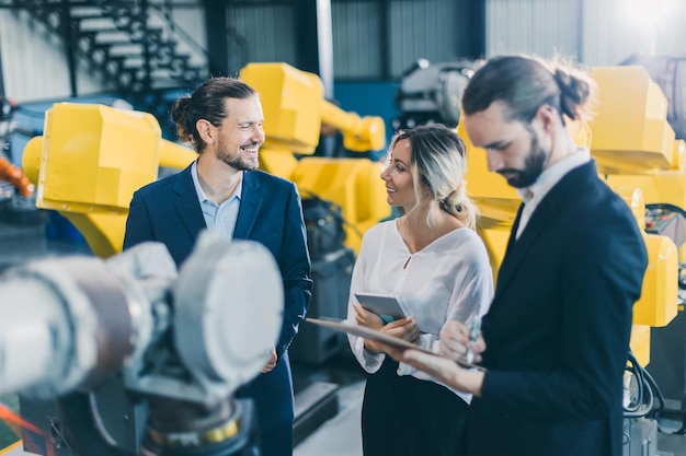 Foto el trabajo del equipo de marketing del vendedor ingeniero presenta productos de máquinas de tecnología moderna a la sonrisa feliz del cliente de negocios femeninos