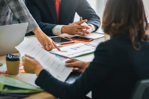 Trabajo en equipo mujer de negocios concepto contable financiero en Office