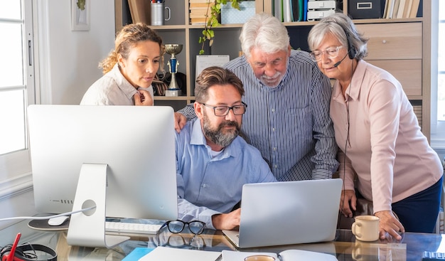 Trabajo en equipo de mujeres y hombres de negocios que trabajan juntos con computadora y computadora portátil