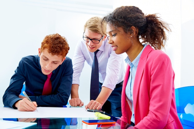 Trabajo en equipo multiétnico de jóvenes empresarios.