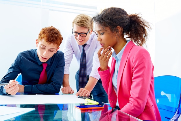 Trabajo en equipo multiétnico de jóvenes empresarios.