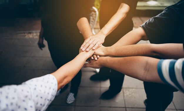 trabajo en equipo con nuestros brazos y manos.