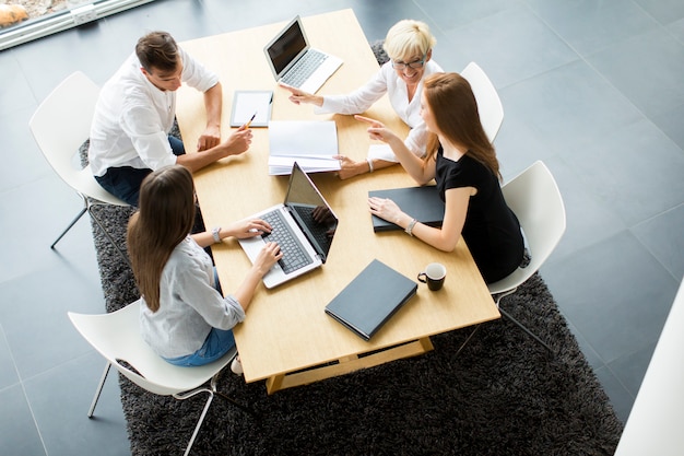 Trabajo en equipo en la oficina