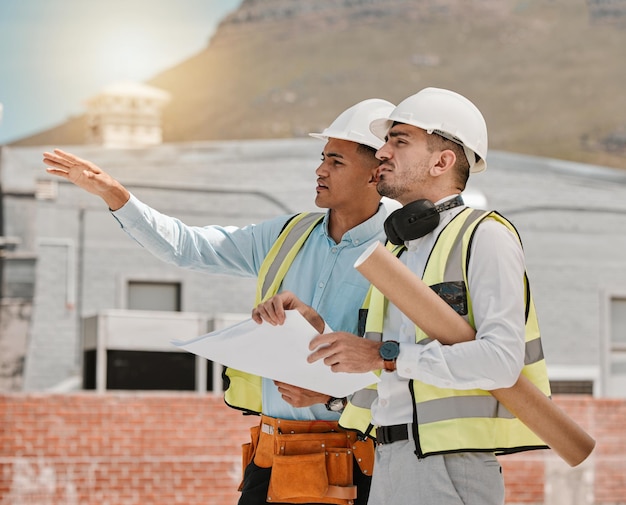 Trabajo en equipo de planificación de arquitectos o gesto de personas en el sitio de construcción del proyecto de desarrollo o ingeniería civil Colaboración de trabajadores de la construcción o cooperación del equipo de ingenieros en propiedad industrial urbana