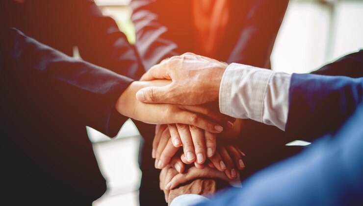 Trabajo en equipo Primer plano de jóvenes empresarios dándose la mano Demuestra un excelente trabajo poniendo las manos para fomentar el trabajo Unidad y concepto de trabajo en equipo