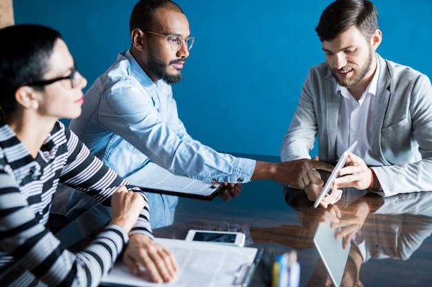 Foto trabajo en equipo en reunión de negocios