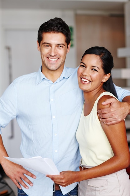 Trabajo en equipo sonrisa y abrazo con personas de negocios en la oficina para el apoyo de la misión y la comunidad Documento creativo y inicio con retrato de empleados para amigos empresario y solidaridad juntos