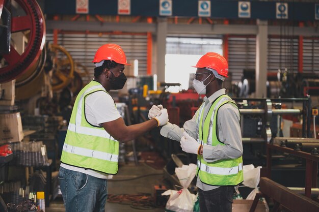 trabajo en equipo, trabajador afroamericano, en, el, factoryblack, hombre, afro, trabajo, pesado, industrial