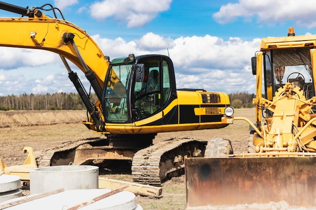 Trabajo de excavadora potente en un sitio de construcción cielo azul soleado en el fondo Equipos de construcción para movimiento de tierras