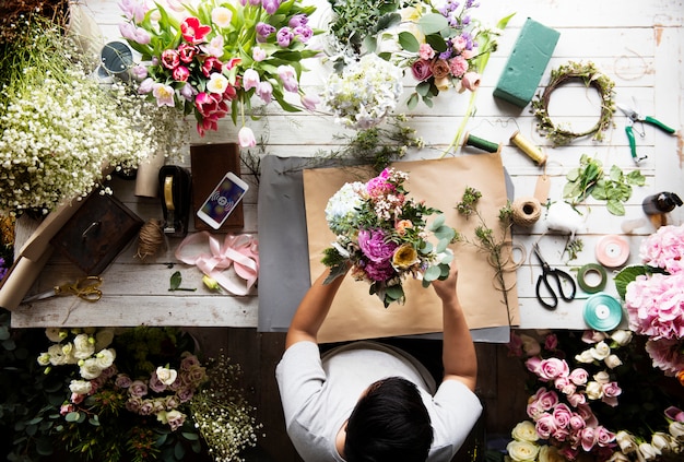 Foto trabajo de floristería arreglo floral y decoración.