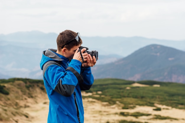 El trabajo del fotógrafo sobre el fondo de las sierras.