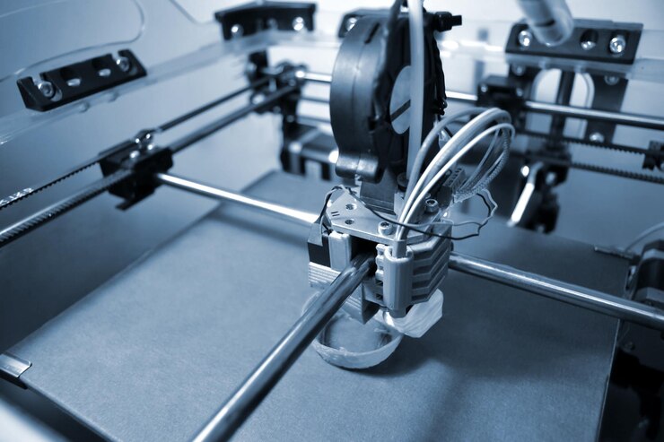 Foto trabajo impresora 3d cerrar impresión impresora 3d objeto plástico azul gris sobre fondo azul filamento de alambre de plástico tecnología de impresión moderna tecnología aditiva progresiva color gris azul
