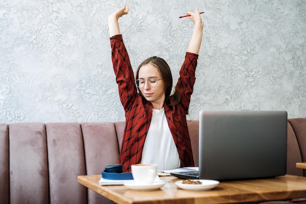 Trabajo independiente para principiantes que trabajan como autónomos horas de trabajo flexibles joven mujer sincera independiente