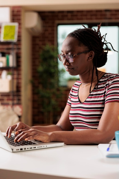 Trabajo independiente, redactor remoto escribiendo en el teclado de una computadora portátil, buscando información en Internet. Empleado escribiendo un mensaje en la computadora, estudiante preparándose para la lección de cursos en línea en casa