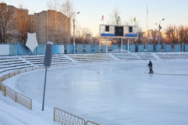 Trabajo de invierno para llenar de agua el estadio. Patinaje