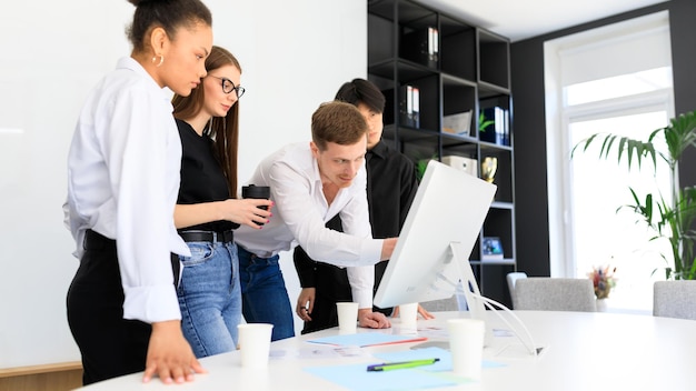 El trabajo de un joven equipo multinacional en la oficina.