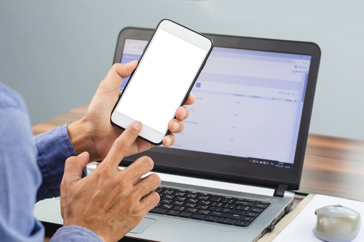 Foto trabajo manual con teléfono inteligente y tecnología de internet móvil en la oficina