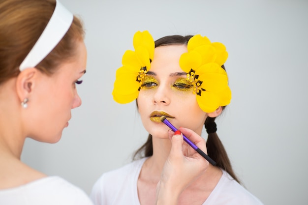 El trabajo del maquillador. Retrato de belleza de una morena con pestañas largas en forma de un tulipán. Ojo de cerca