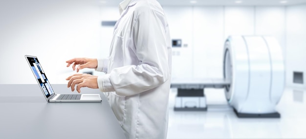 Foto el trabajo del médico con la máquina de escáner de resonancia magnética en la habitación del hospital