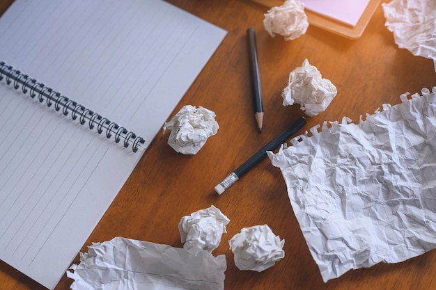 Foto trabajo, negocios, papel, arrugado, estilo de vida, concepto de fondo. vista superior sobre fondo de papel, lápiz, papel arrugado sobre mesa de madera.