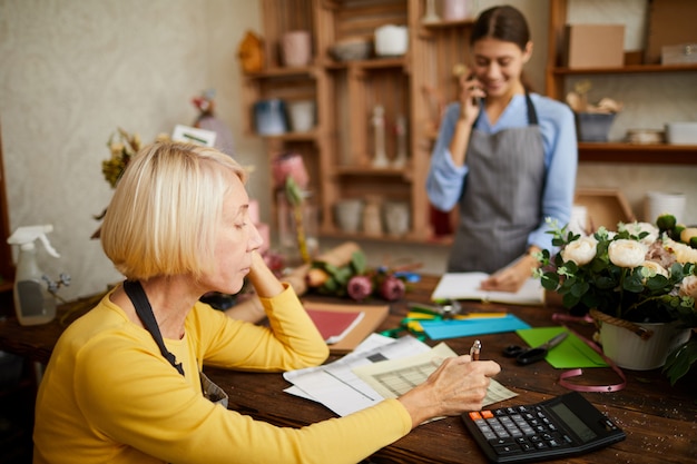 Trabajo de negocios en la tienda