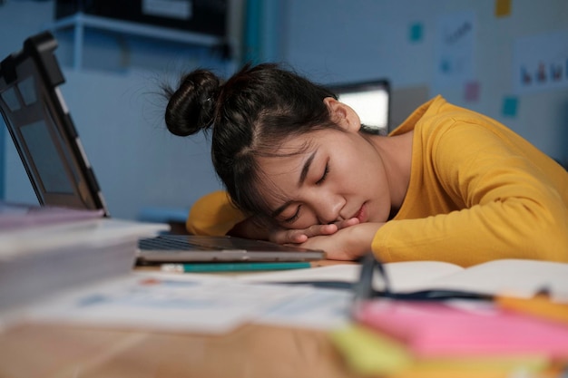 Trabajo nocturno en la oficina en casa. Tratando de mujer trabajando con el tiempo.