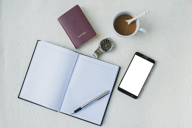 Trabajo de oficina con calendario, taza de café, reloj, medicina y concepto de moblie. Lay Flat