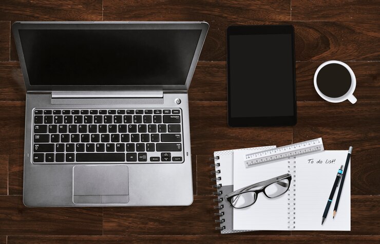Foto trabajo de oficina con laptop y notebook con lentes y tablet. vista superior.
