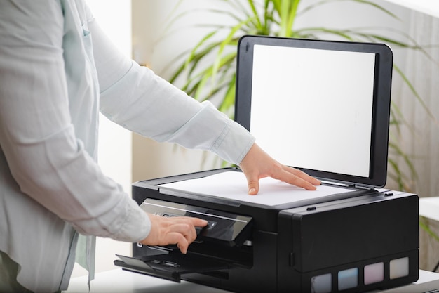 Trabajo de oficina Mujer secretaria haciendo una fotocopia de documentos importantes Gerente de oficina usando escáner de impresora o máquina de copia láser