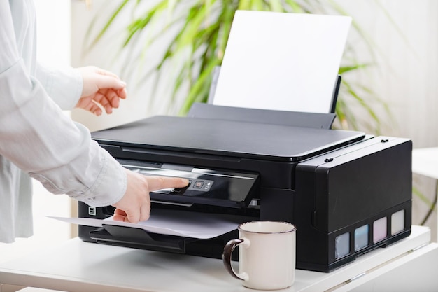 Trabajo de oficina Secretaria o gerente de oficina mujer que usa escáner de impresora o máquina de copia láser
