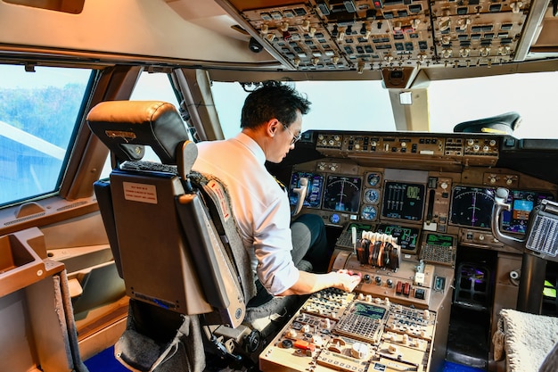 Trabajo piloto de aerolínea en la cabina