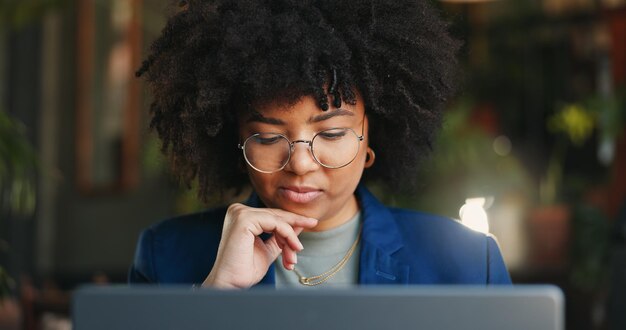 Trabajo remoto café portátil y mujer de negocios pensante con revisión de retroalimentación en línea o plan de propuesta Planificación independiente y periodista en línea en un restaurante para análisis e investigación de artículos