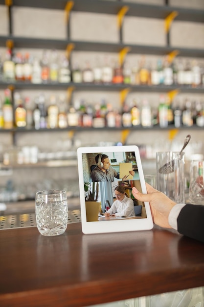 Trabajo remoto, entretenimiento en línea durante la cuarentena. Eventos remotos en bar, restaurante.