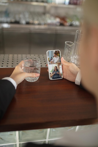 Trabajo remoto, entretenimiento en línea durante la cuarentena. Eventos remotos en bar, restaurante.