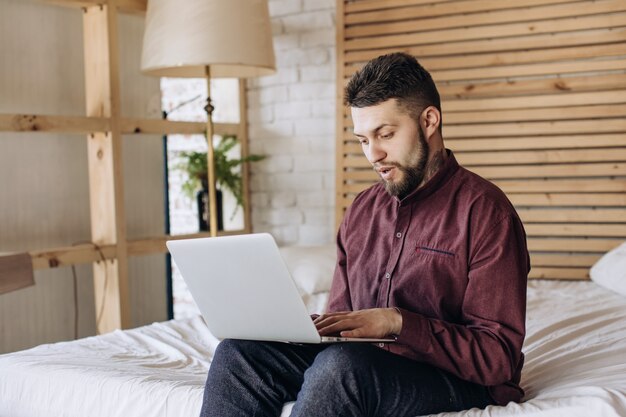 Trabajo remoto. Joven trabajando en la computadora en casa