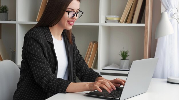 Trabajo remoto de negocios en línea trabajo de mujer exitosa